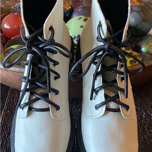 White leather DOLCE VITA BORAT booties NEW….So Gorgeous & Fun! 🔆8.5 - Picture 7 of 14